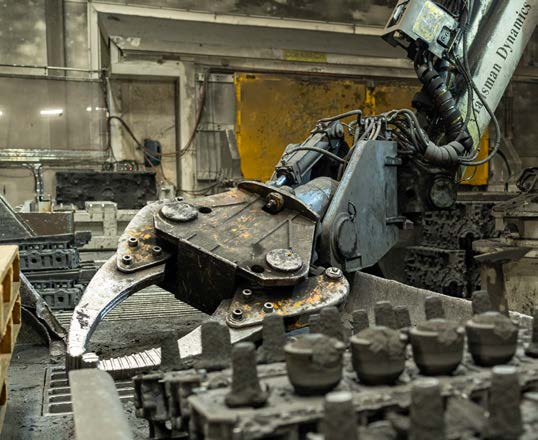 Produkcja działa 24/7, a około 200 osób pracuje na trzy zmiany. W porównaniu ze starą odlewnią, wydajność wzrosła trzykrotnie.