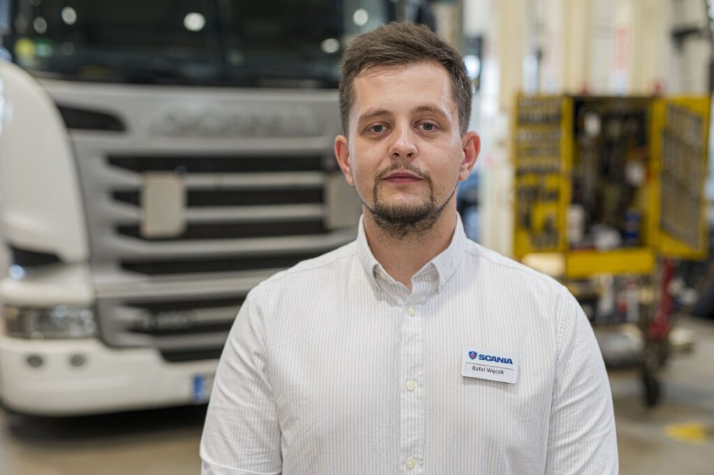 – Naprawiamy głównie pojazdy marki Scania, w tym ciężarowe i autobusy, ale nie ograniczamy się tylko do tego. Naprawiamy również silniki morskie i przemysłowe i stale rozwijamy się w tej dziedzinie – mówi Rafał Węcek, kierownik serwisu Scania Gdańsk.