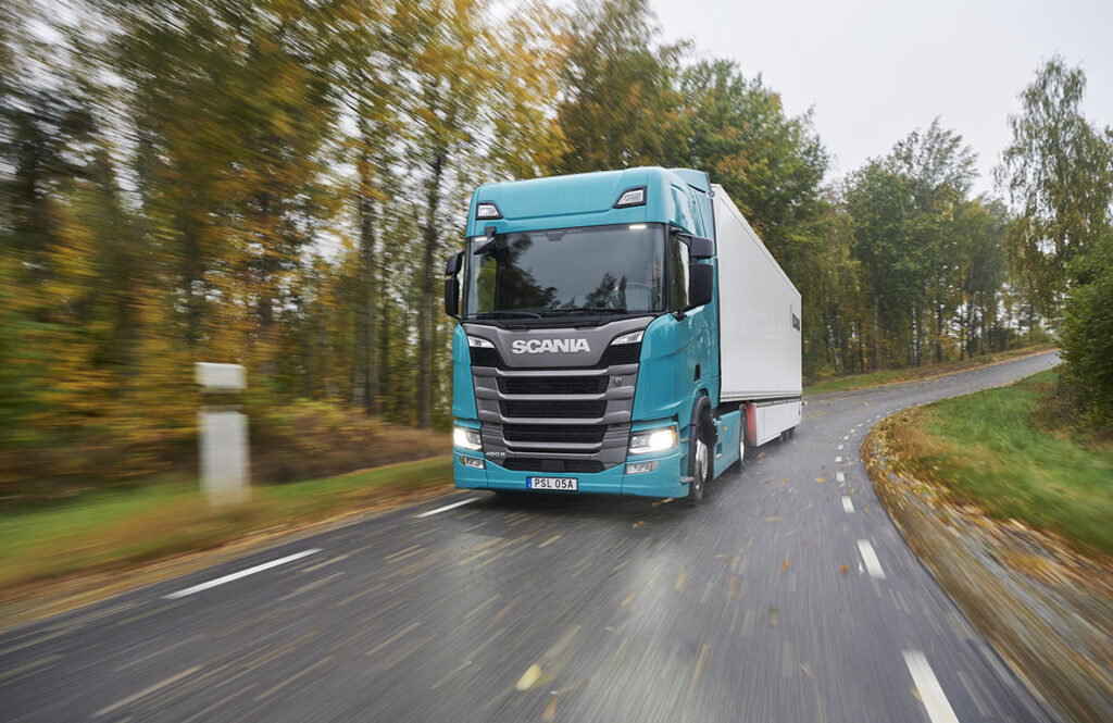 Scania Polska jest pierwszym dystrybutorem pojazdów ciężarowych na świecie, który oferuje zakup pojazdu online. Pierwsze samochody zamówione przez internet już pracują u klientów.